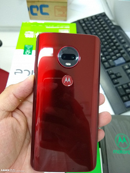 Смартфон Moto G7 Plus позирует на живых фото, в его камере реализована система оптический стабилизации