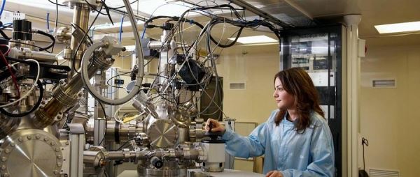 Ученые ТюмГУ исследуют электрофизические свойства нового компонента электроники