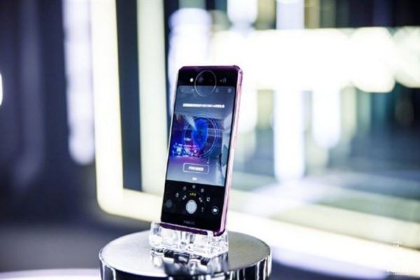 Компания Vivo представила смартфон NEX Dual Display с двумя экранами и оперативкой в 10 ГБ