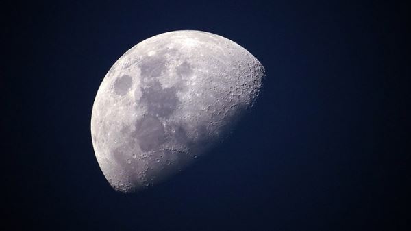 Почему у Луны нет своего естественного спутника?