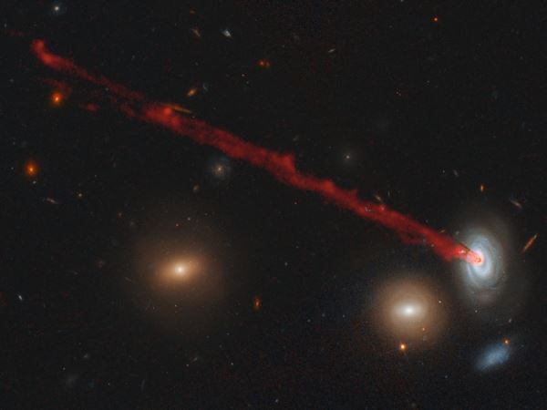 Телескоп "Хаббл" наблюдает за спиральной галактикой, теряющей свой газ
