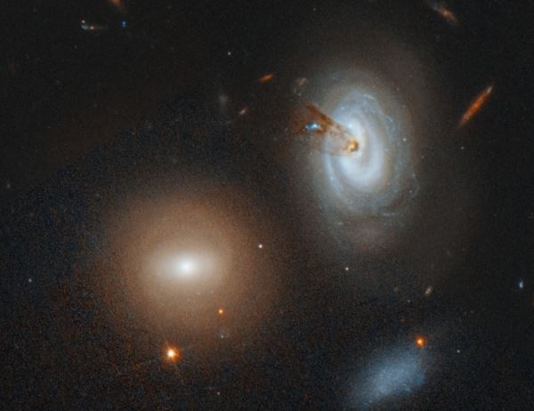 Телескоп "Хаббл" наблюдает за спиральной галактикой, теряющей свой газ