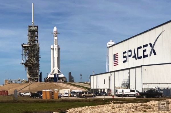 SpaceX успешно запустила сверхтяжелую ракету Falcon Heavy